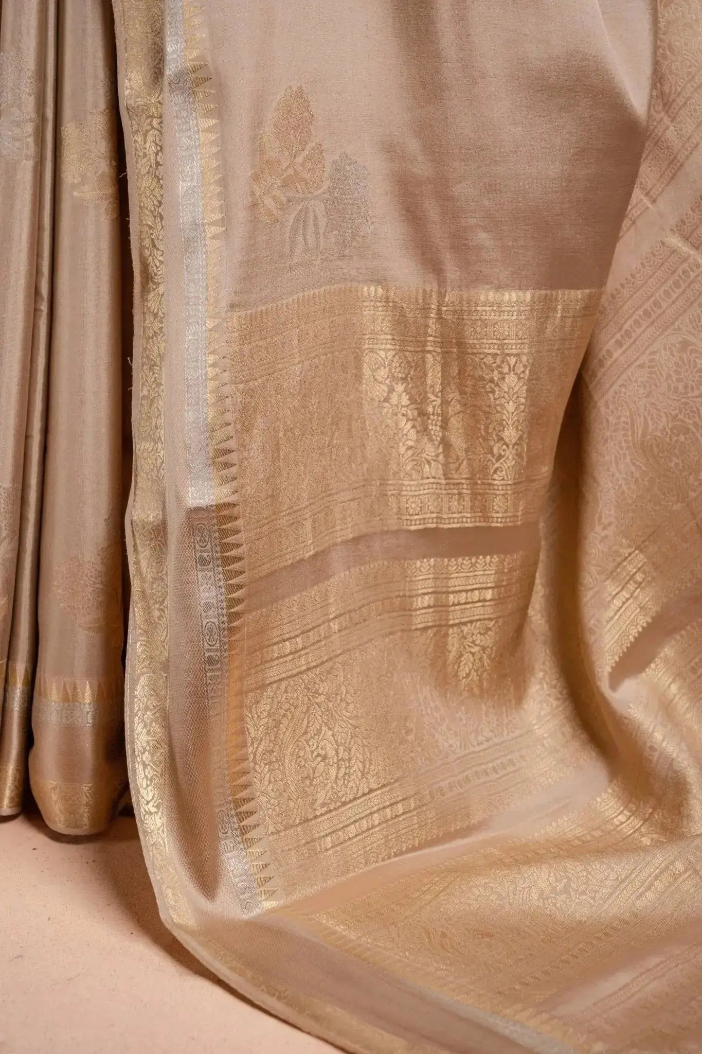 Beige Crepe Silk Saree with Double Mispick Zari Roses that-saree-shop.myshopify.com