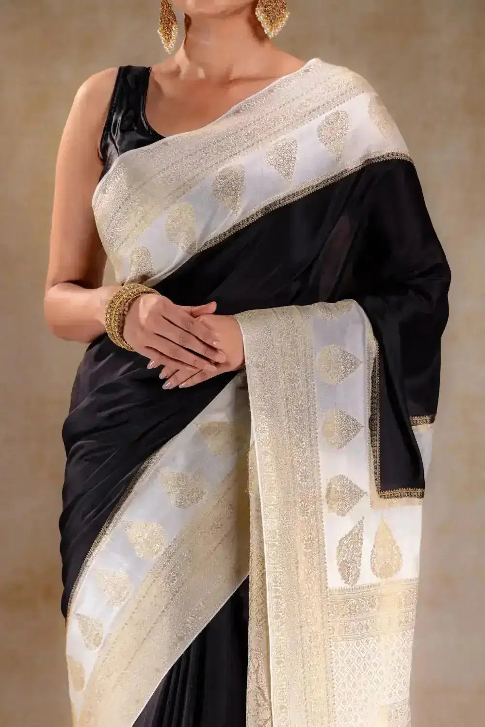 Black Crepe Saree with Ivory Gold Zari Woven Pallu and Paisley Border that-saree-shop.myshopify.com