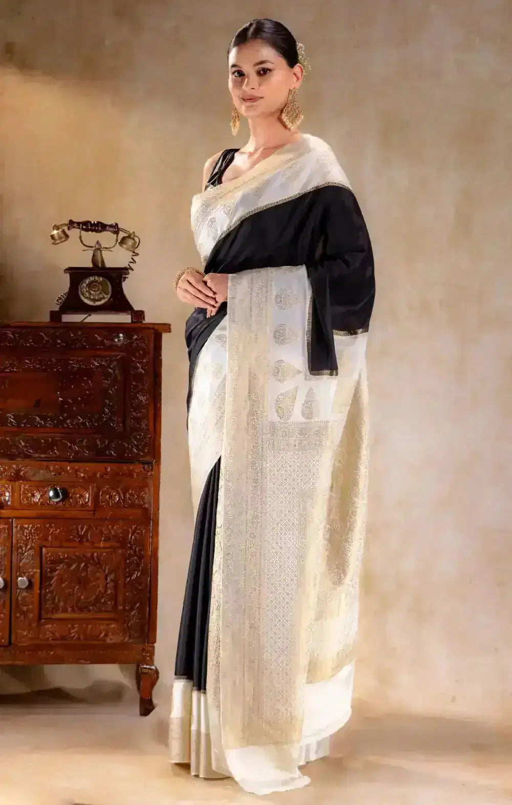 Black Crepe Saree with Ivory Gold Zari Woven Pallu and Paisley Border that-saree-shop.myshopify.com