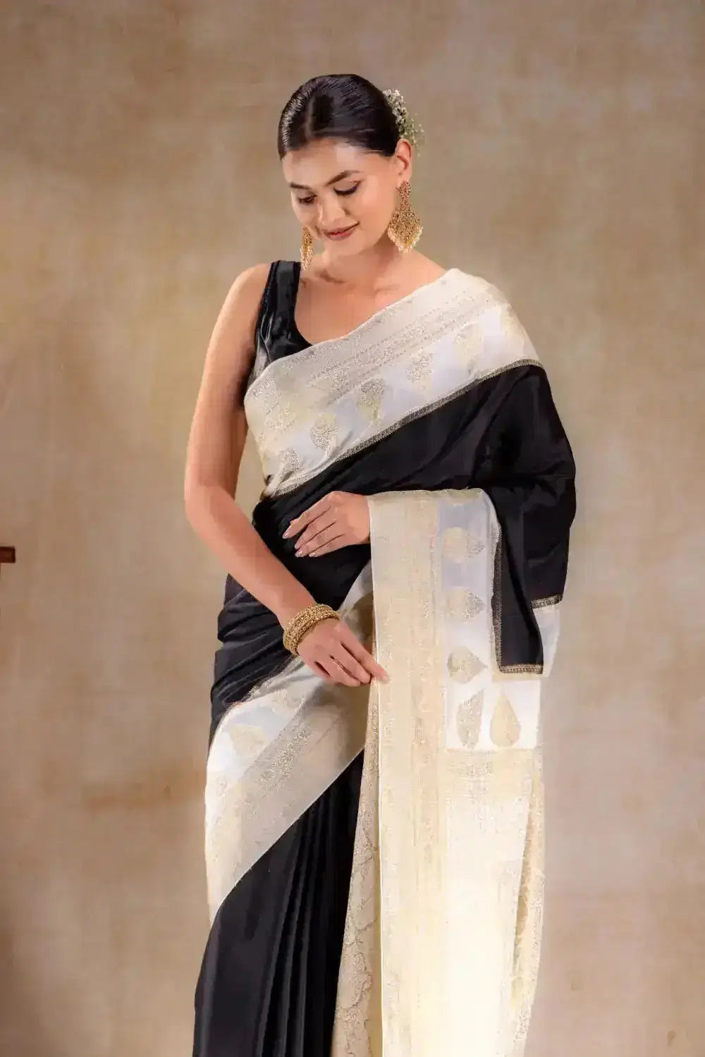 Black Crepe Saree with Ivory Gold Zari Woven Pallu and Paisley Border that-saree-shop.myshopify.com