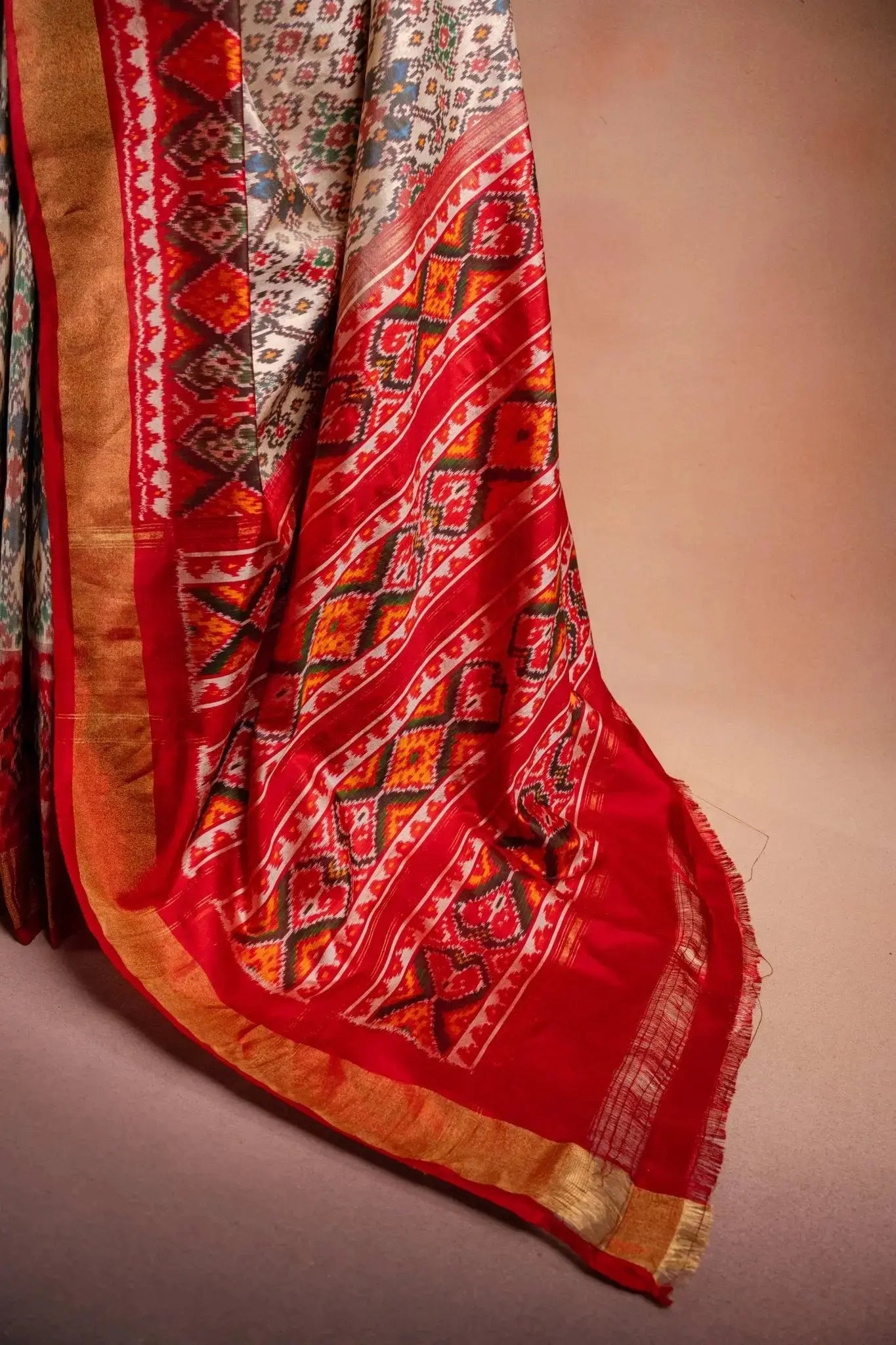 Cream Pochampally Saree with Red Border that-saree-shop.myshopify.com