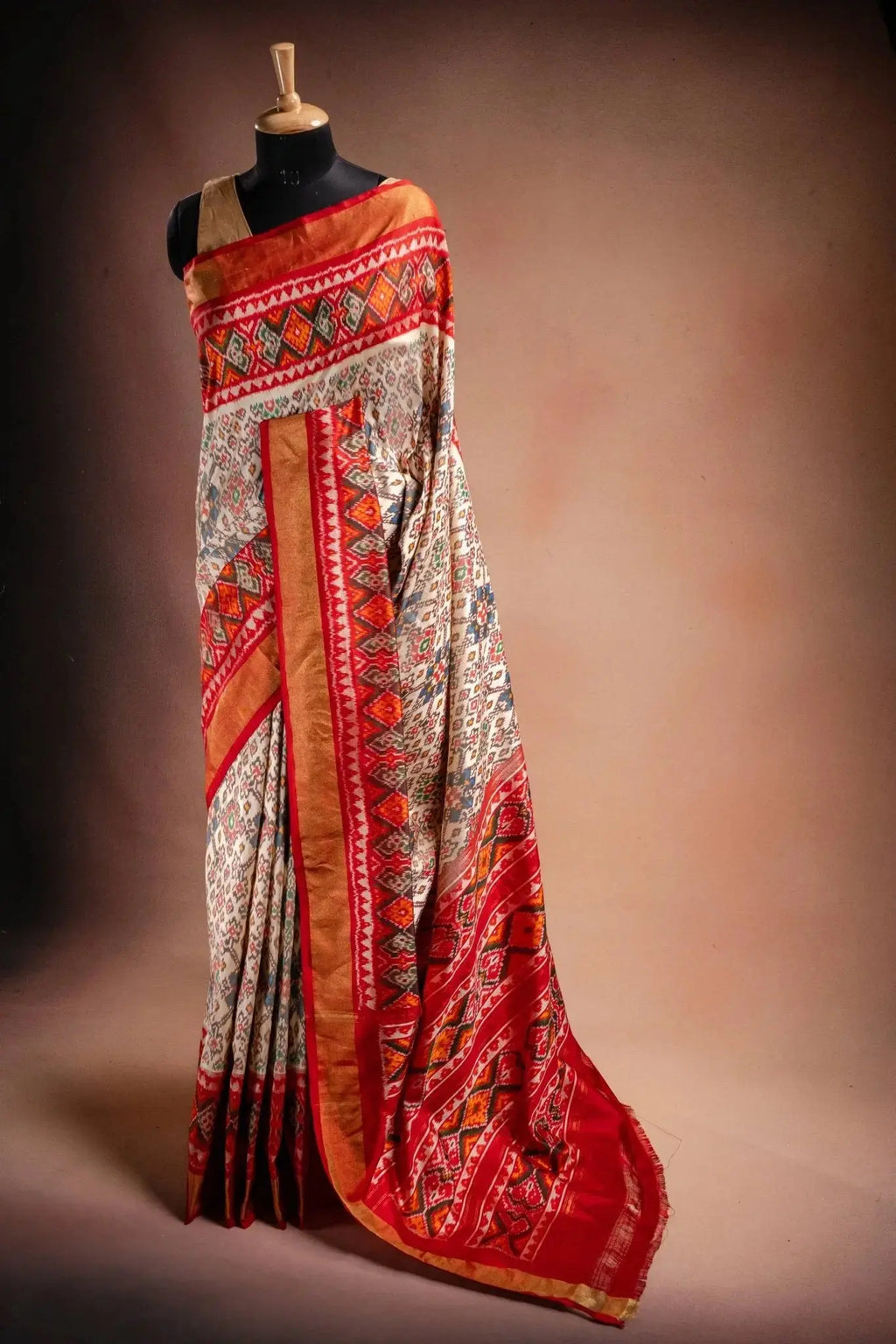 Cream Pochampally Saree with Red Border that-saree-shop.myshopify.com