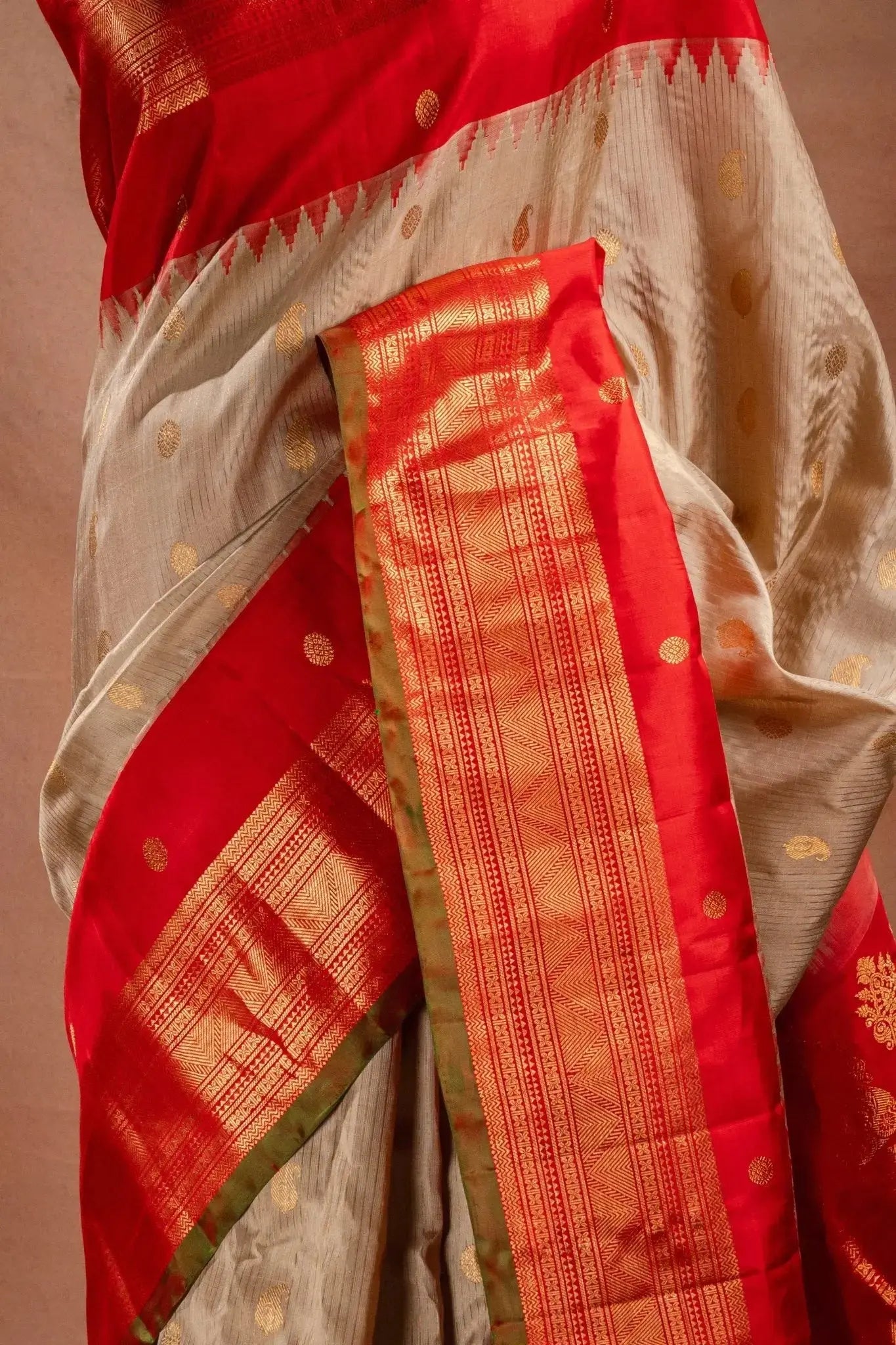 Gadwal Silk Cream with Red Border Saree that-saree-shop.myshopify.com
