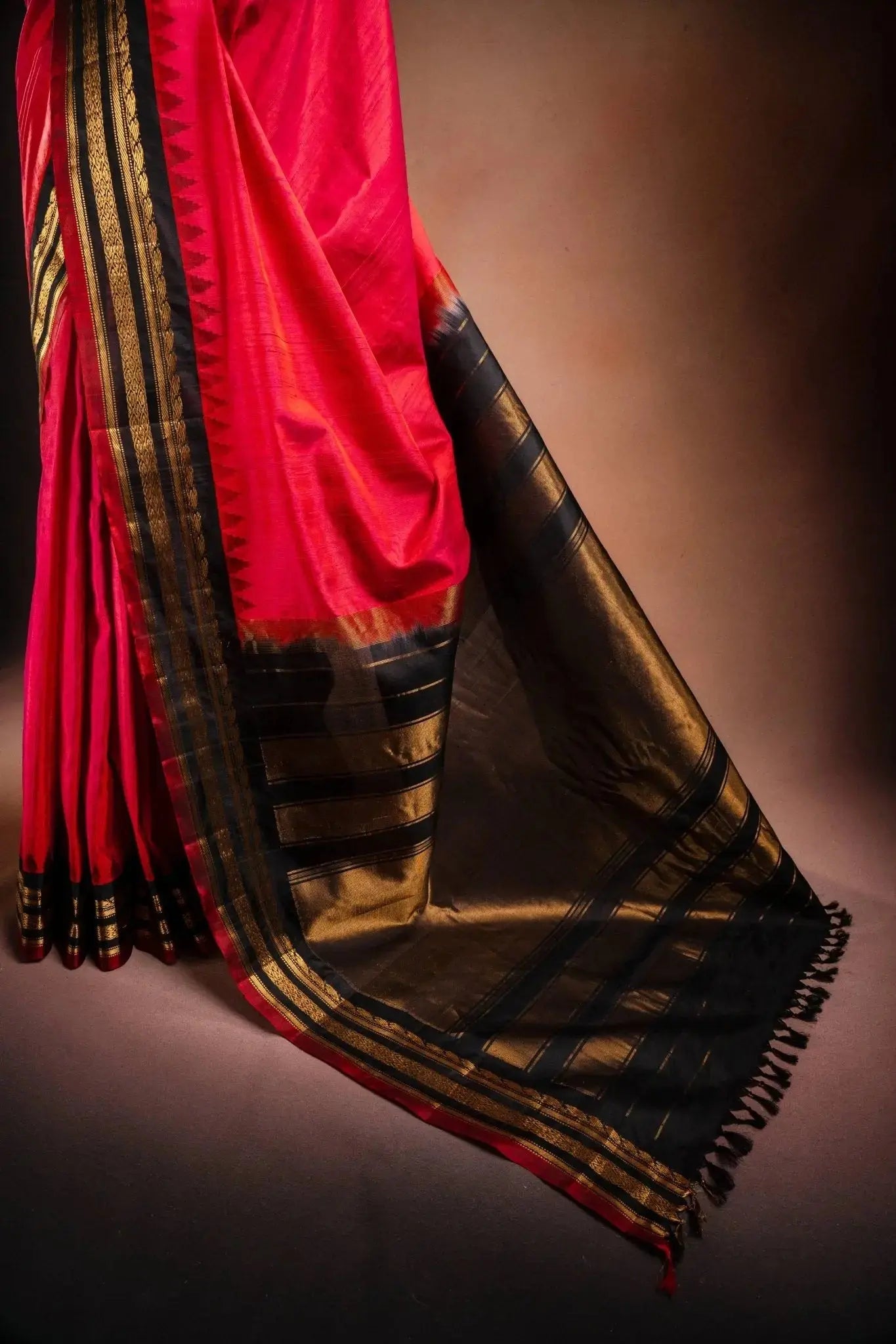 Gadwal Silk Red with Black Border Saree that-saree-shop.myshopify.com
