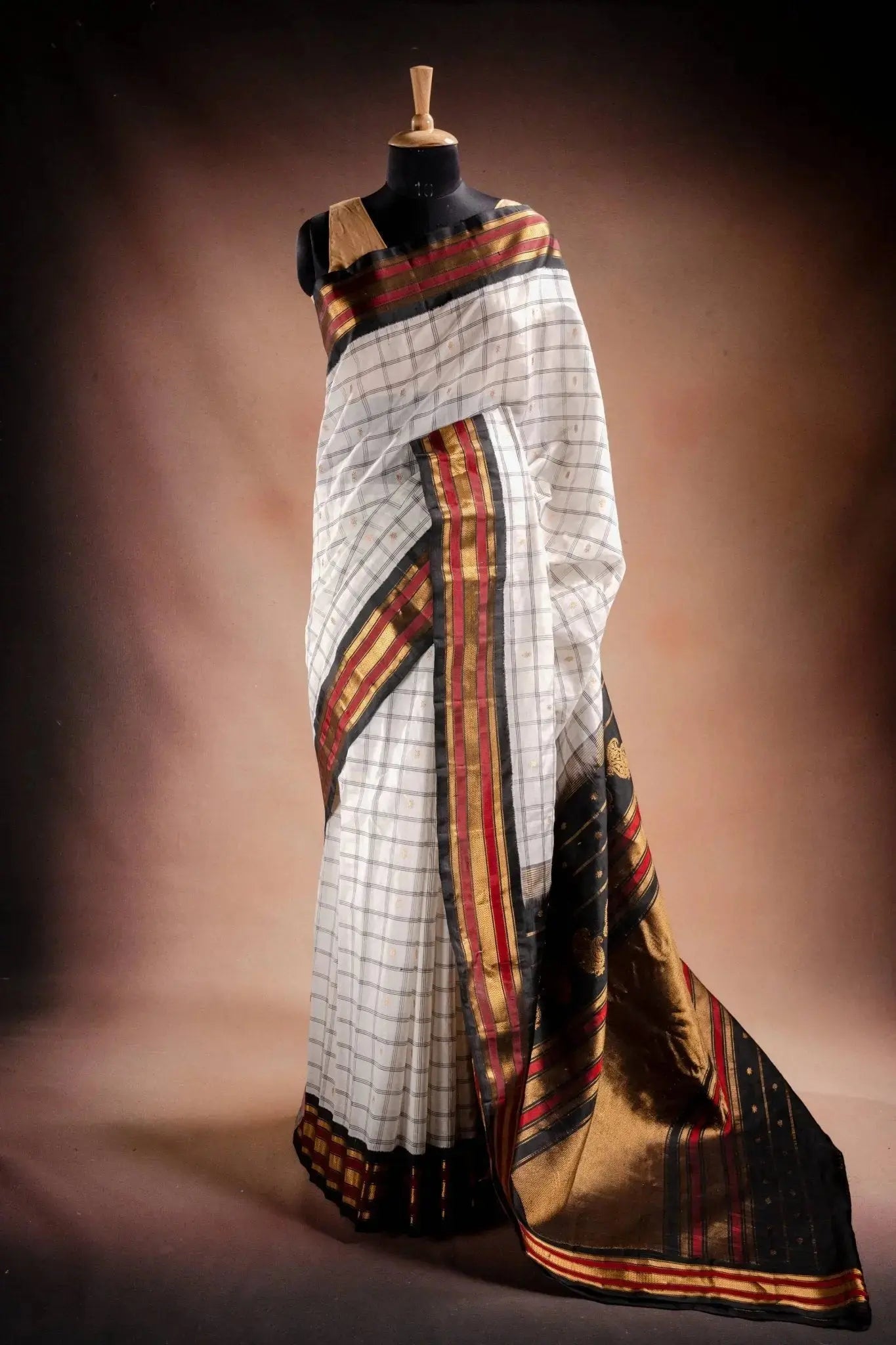 Gadwal Silk White with Black and Red Border Saree that-saree-shop.myshopify.com