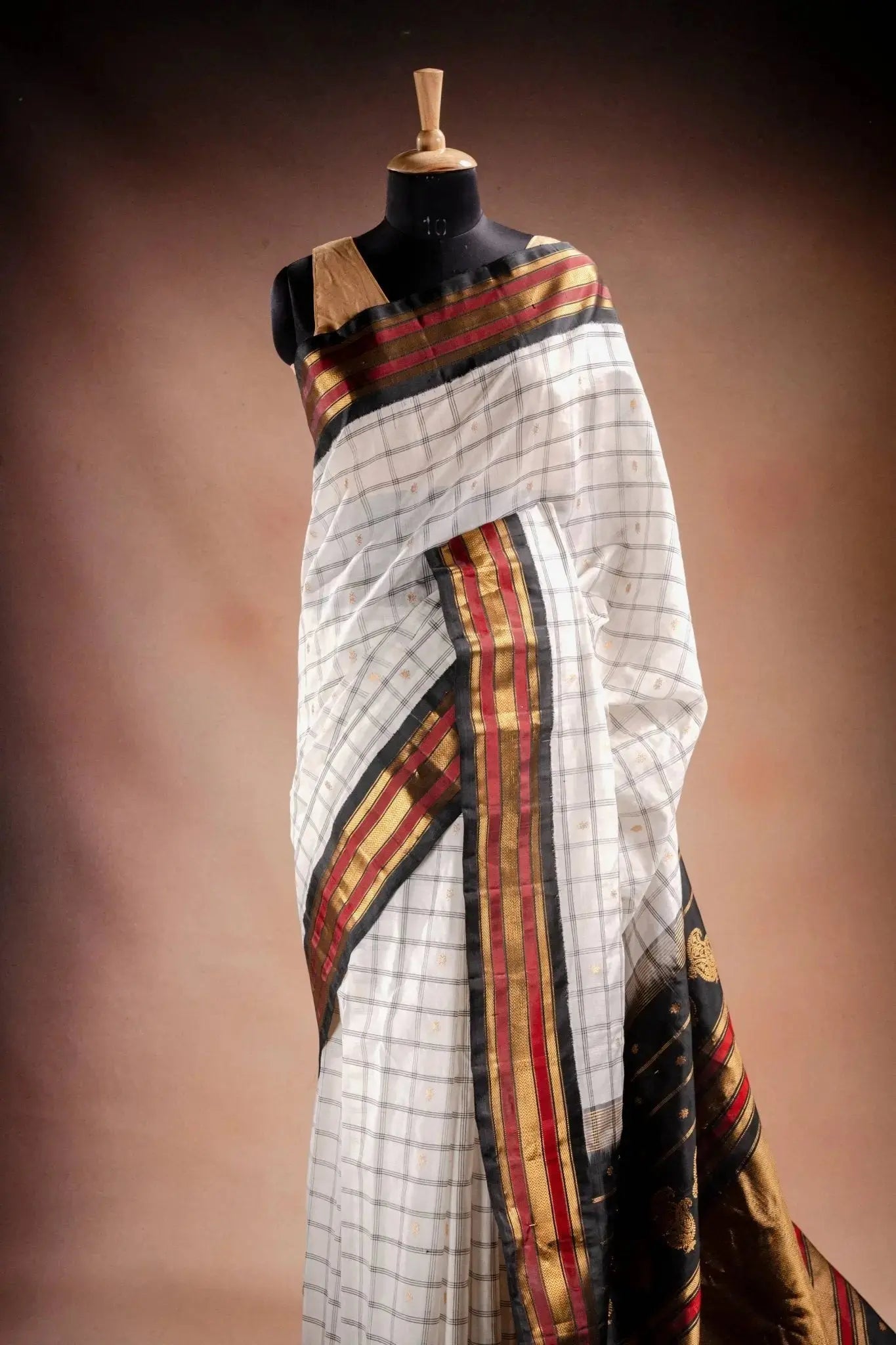 Gadwal Silk White with Black and Red Border Saree that-saree-shop.myshopify.com