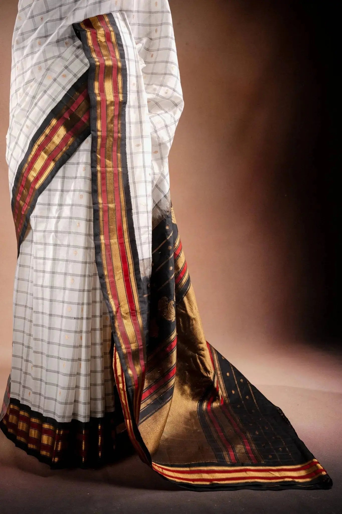 Gadwal Silk White with Black and Red Border Saree that-saree-shop.myshopify.com