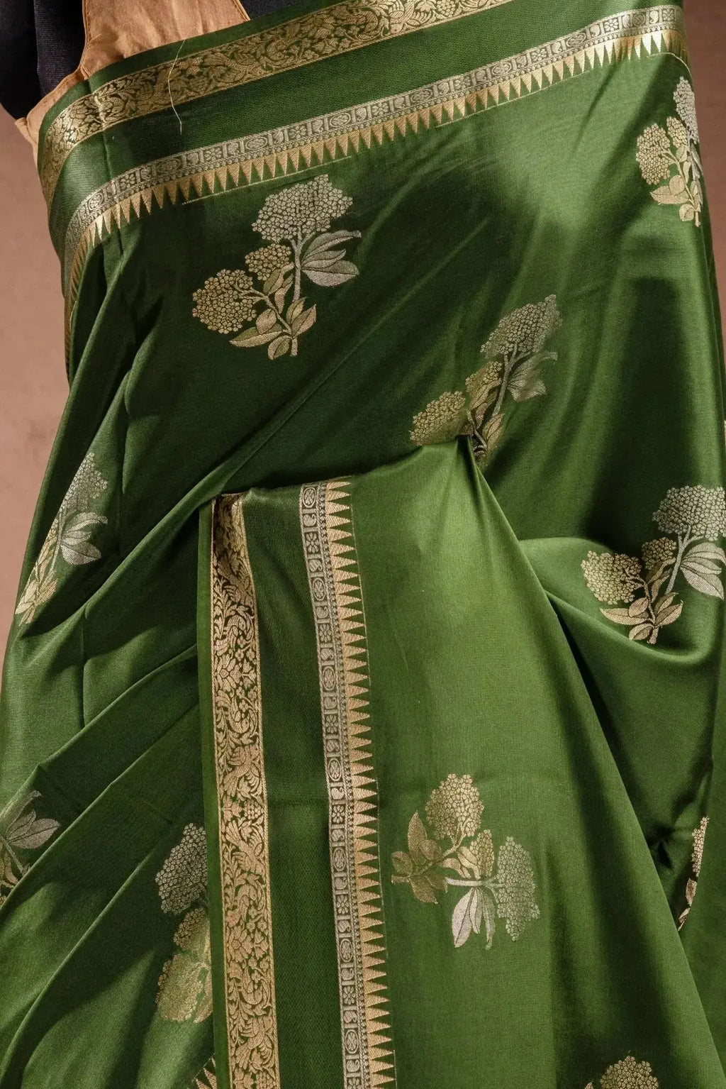 Green Crepe Silk Saree with Double Mispick Zari Roses that-saree-shop.myshopify.com