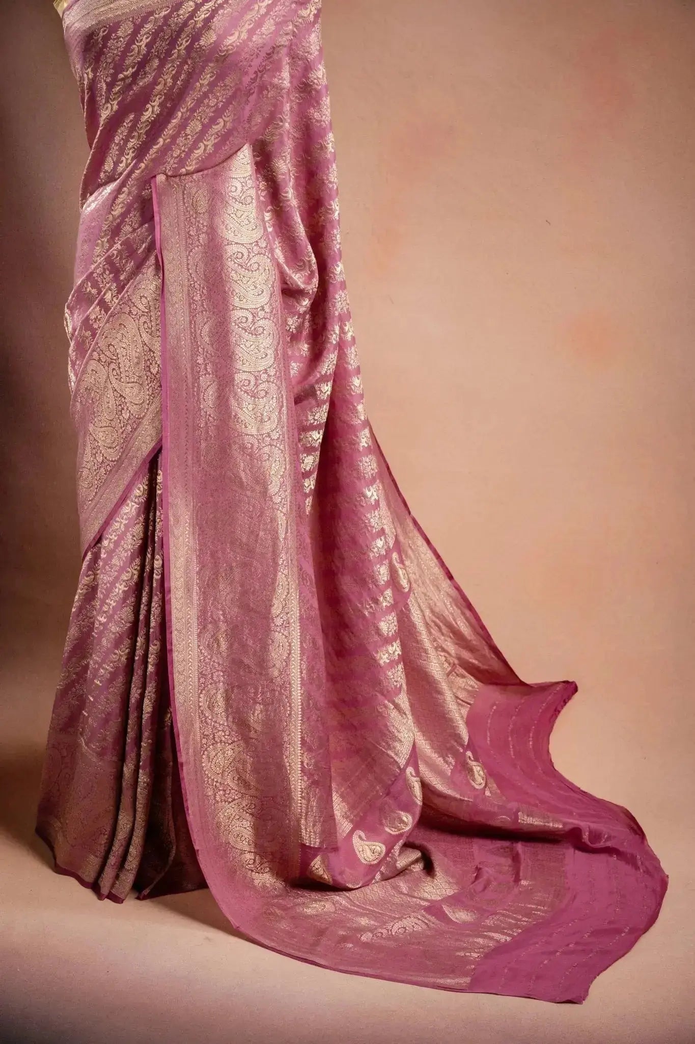 Lavender Crepe Silk Saree with Paisley Zari Weaving that-saree-shop.myshopify.com