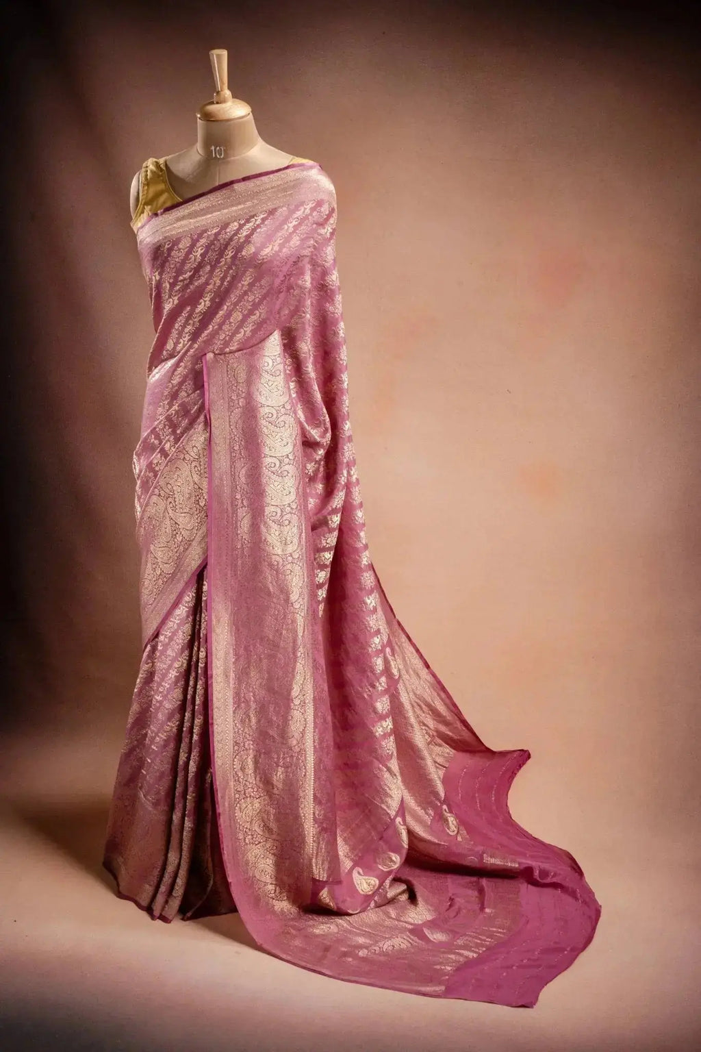 Lavender Crepe Silk Saree with Paisley Zari Weaving that-saree-shop.myshopify.com
