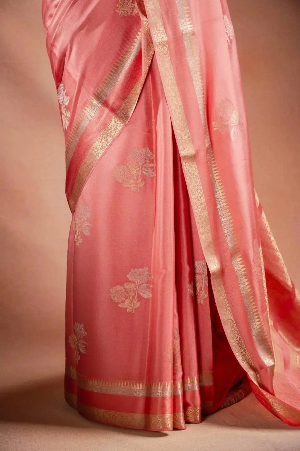 Peach Crepe Silk Saree with Double Mispick Zari Roses that-saree-shop.myshopify.com