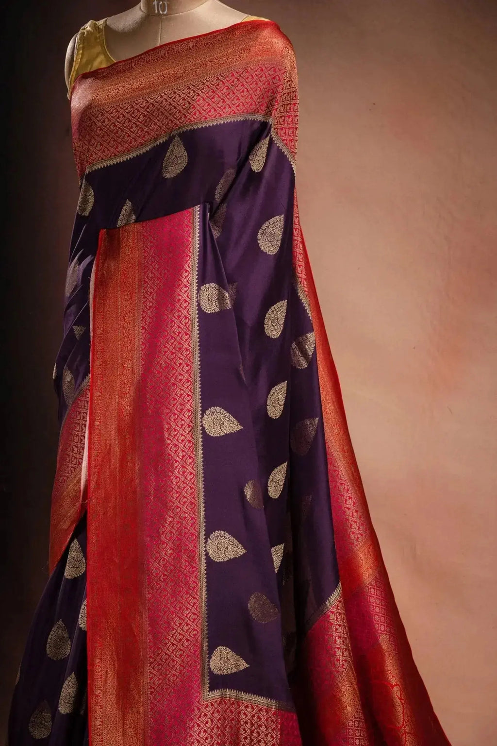 Purple Crepe Silk Saree with Pink-Red Contrast Border and Zari Buttas that-saree-shop.myshopify.com