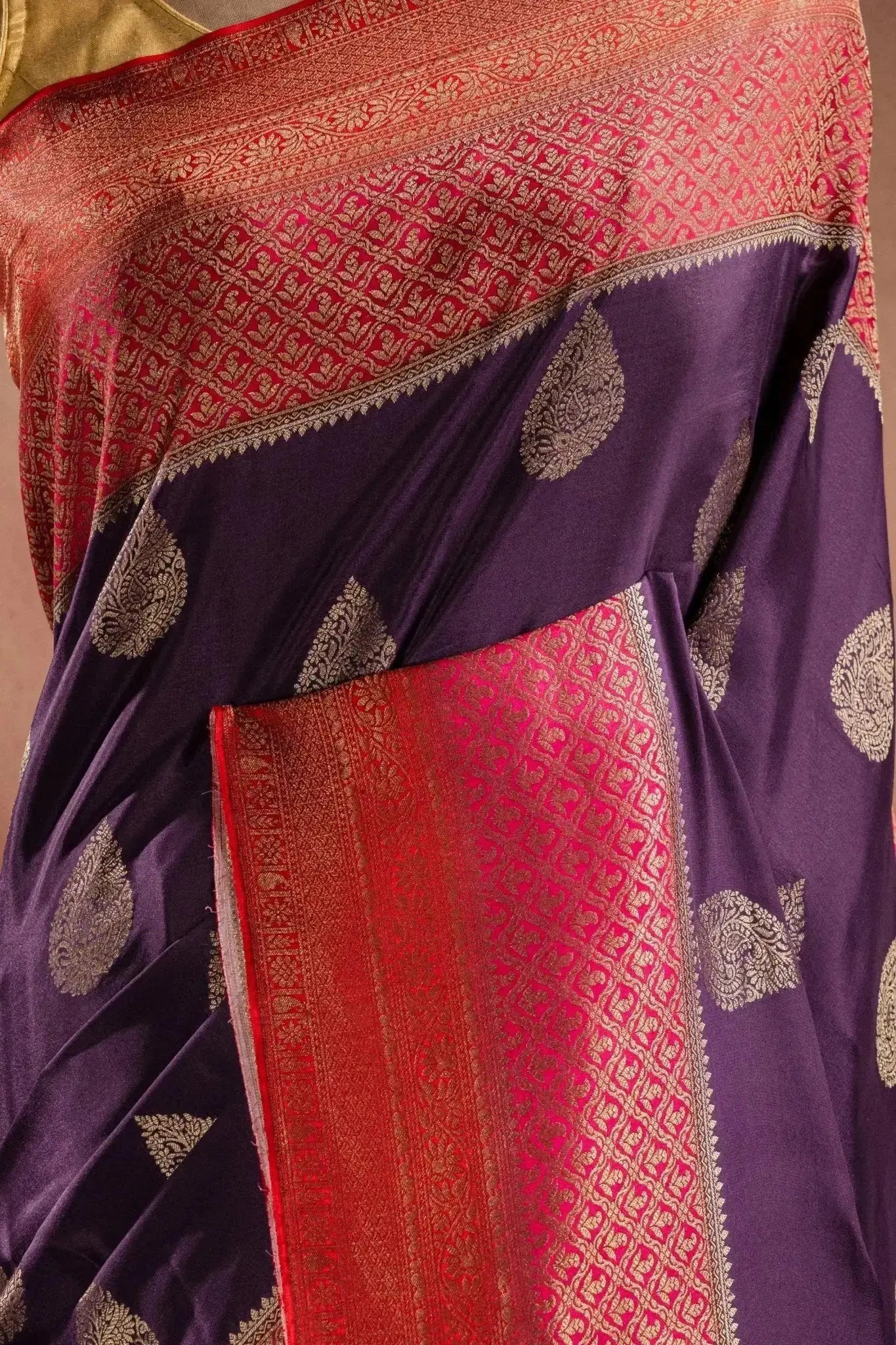 Purple Crepe Silk Saree with Pink-Red Contrast Border and Zari Buttas that-saree-shop.myshopify.com