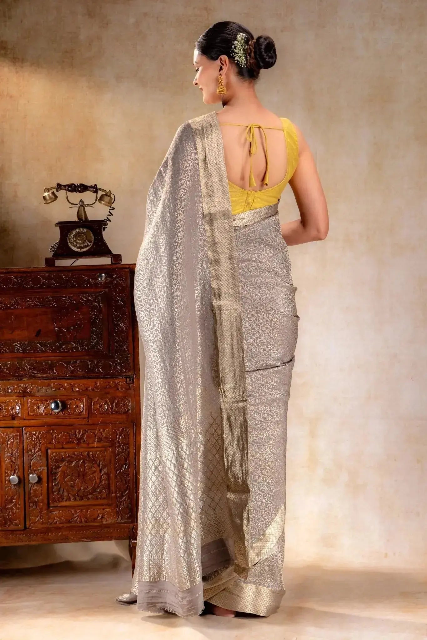 Silver Crepe Silk Saree that-saree-shop.myshopify.com