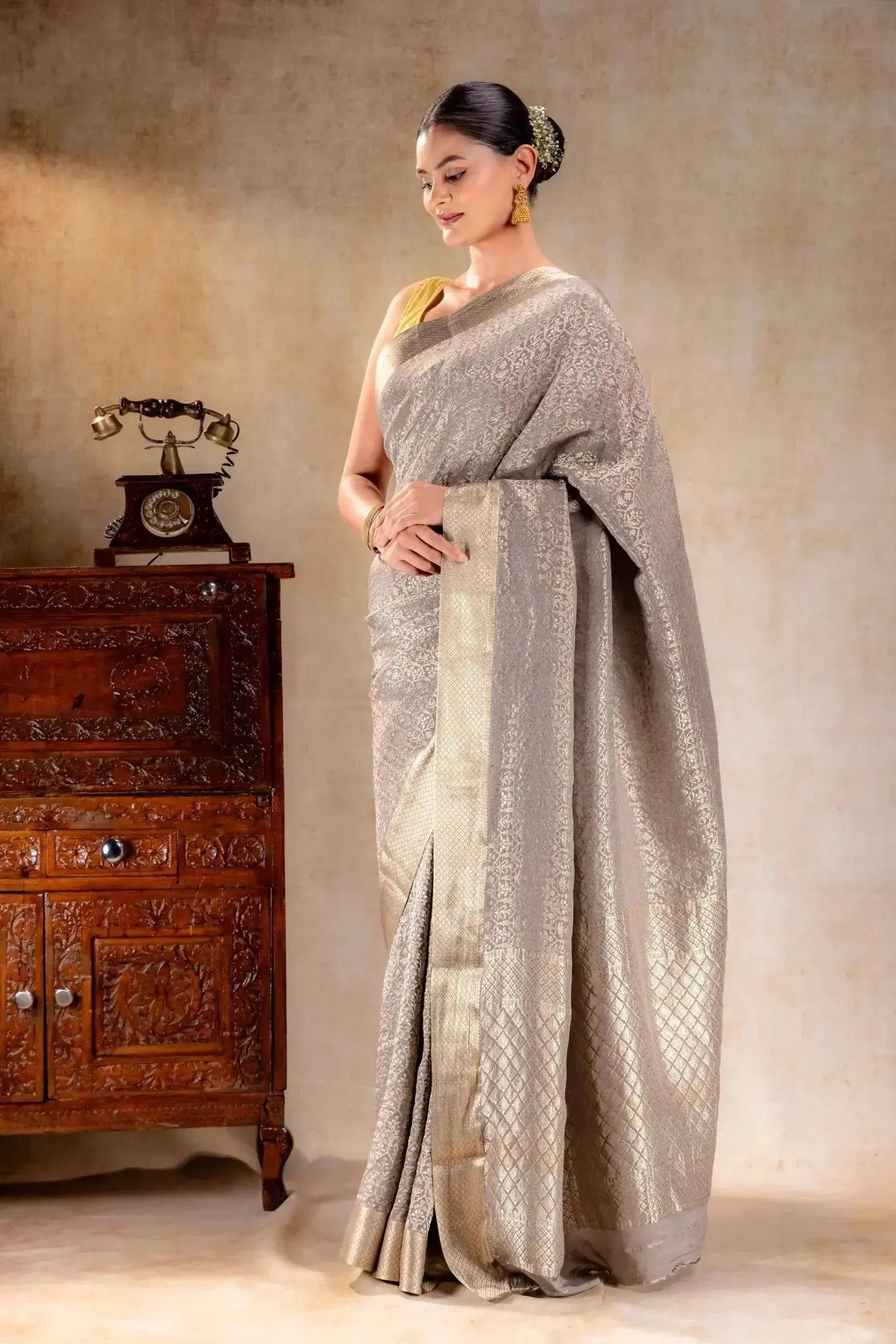 Silver Crepe Silk Saree that-saree-shop.myshopify.com