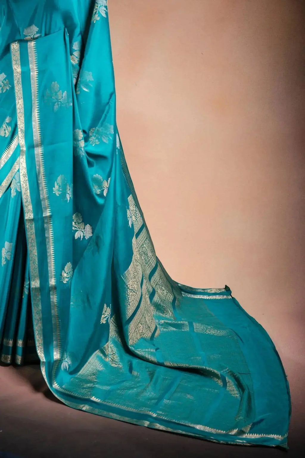 Teal Blue Crepe Silk Saree with Double Mispick Zari Roses that-saree-shop.myshopify.com