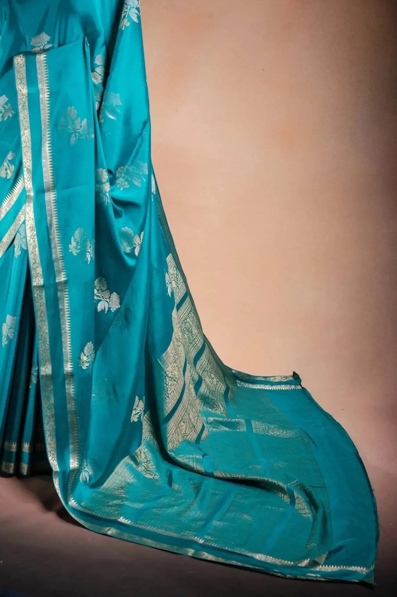 Teal Blue Crepe Silk Saree with Double Mispick Zari Roses that-saree-shop.myshopify.com