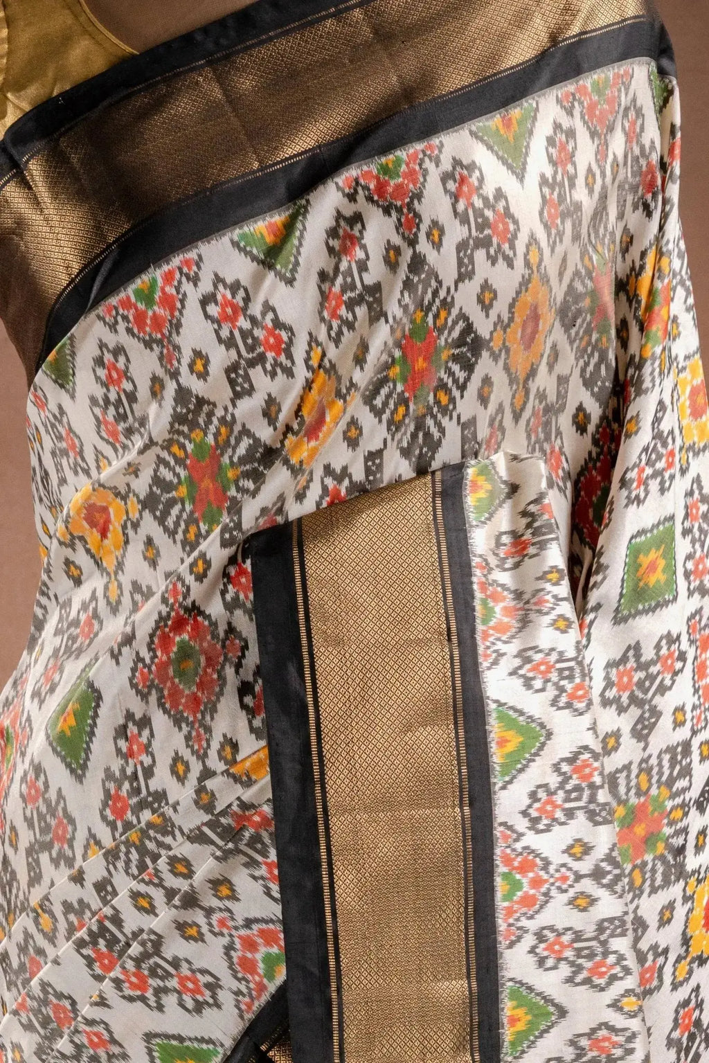 White Pochampally Saree with Black Border that-saree-shop.myshopify.com