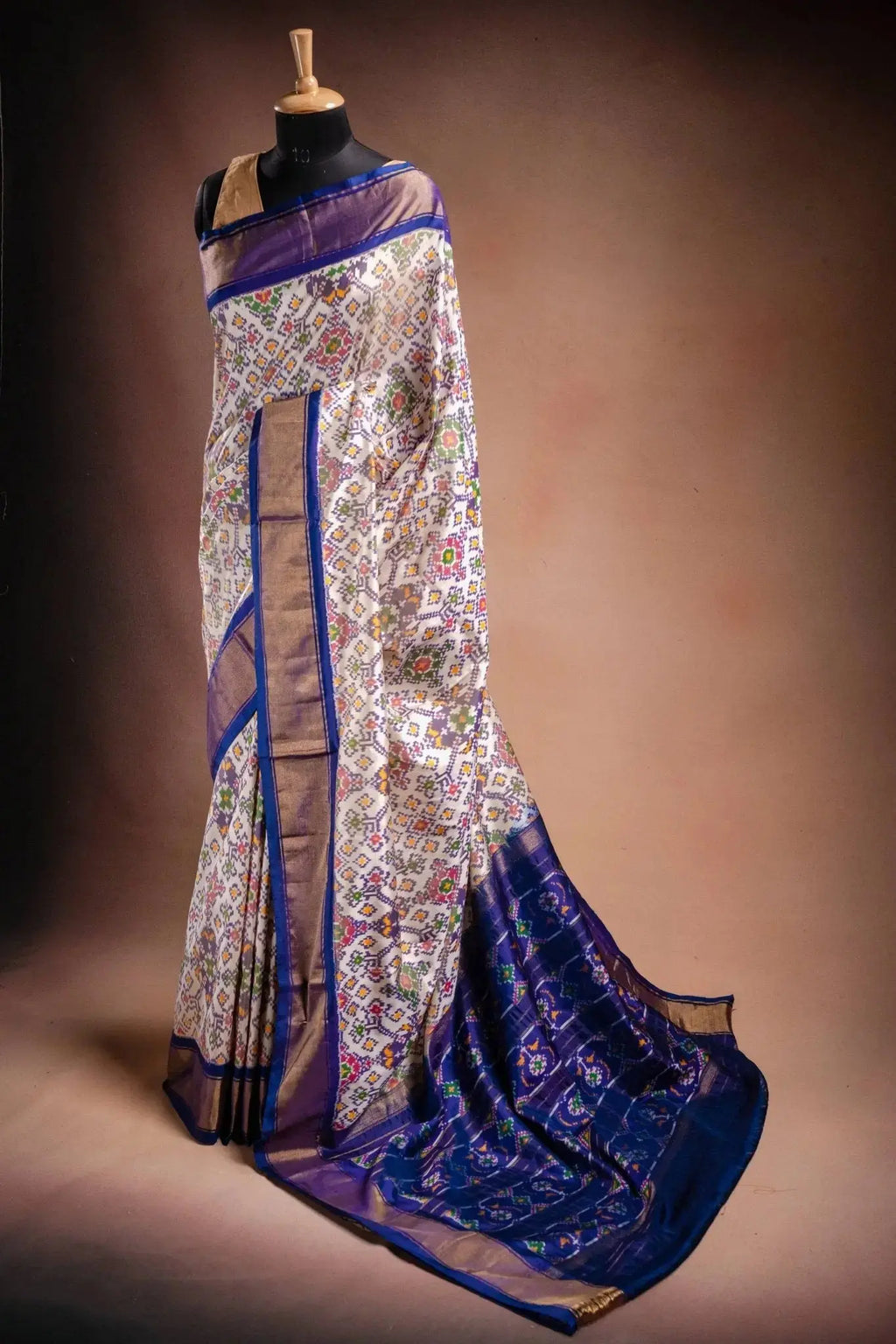 White Pochampally Saree with Blue Border that-saree-shop.myshopify.com